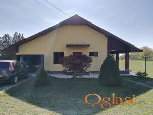 Prodajem nameštenu kuću sa garažom i pomoćni objekat (trpezarija sa kuhinjom, kupatilo sa WC-om i ostava) sa velikom garažom, sve na 20 ari placa u selu Crna Bara.